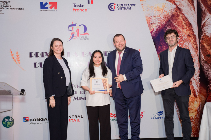 Concours de fabrication de baguettes célébrant les relations diplomatiques France - Vietnam