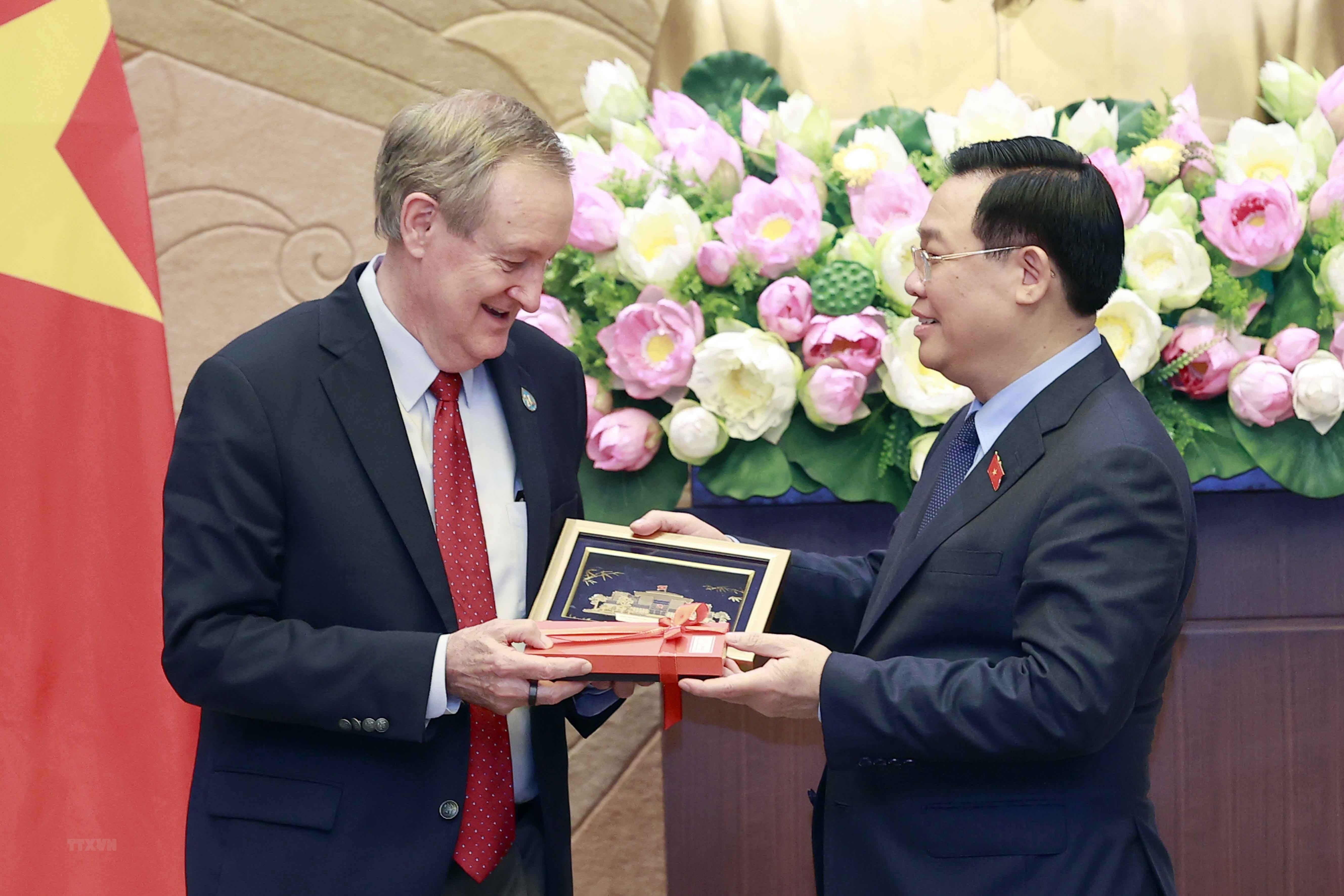 Le président de l’AN Vuong Dinh Huê reçoit une délégation du Congrès américain