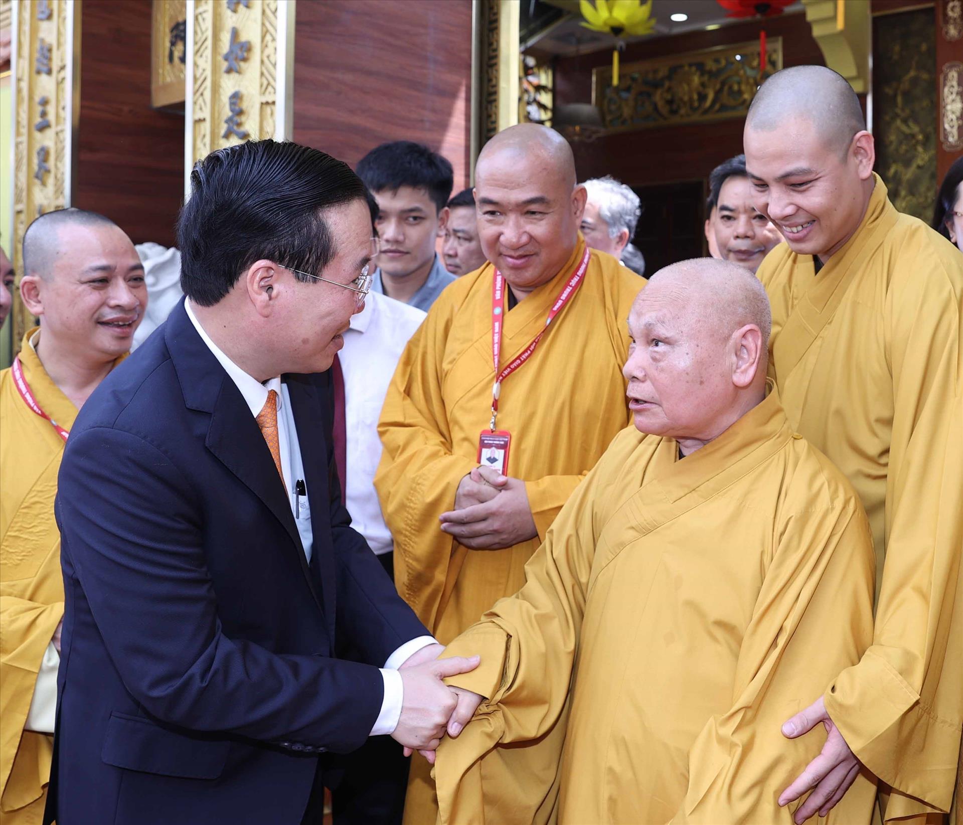 Journée du Vesak Le chef de l’État rencontre des bouddhistes à Ho Chi Minh-Ville