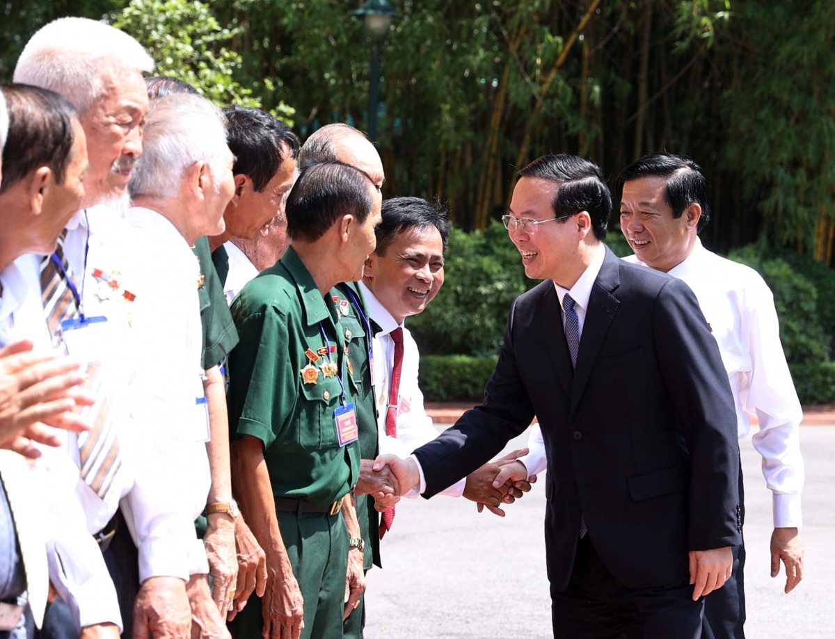 Le président Vo Van Thuong salue les personnes méritantes de Vinh Long