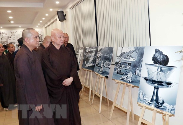 Exposition de photos et documents de presse sur le bouddhisme