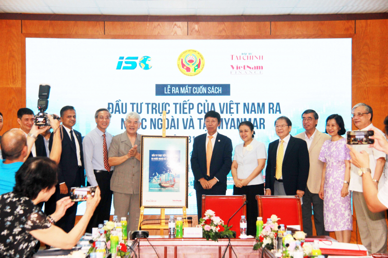 Lancement du premier livre sur les investissements directs du Vietnam à l étranger