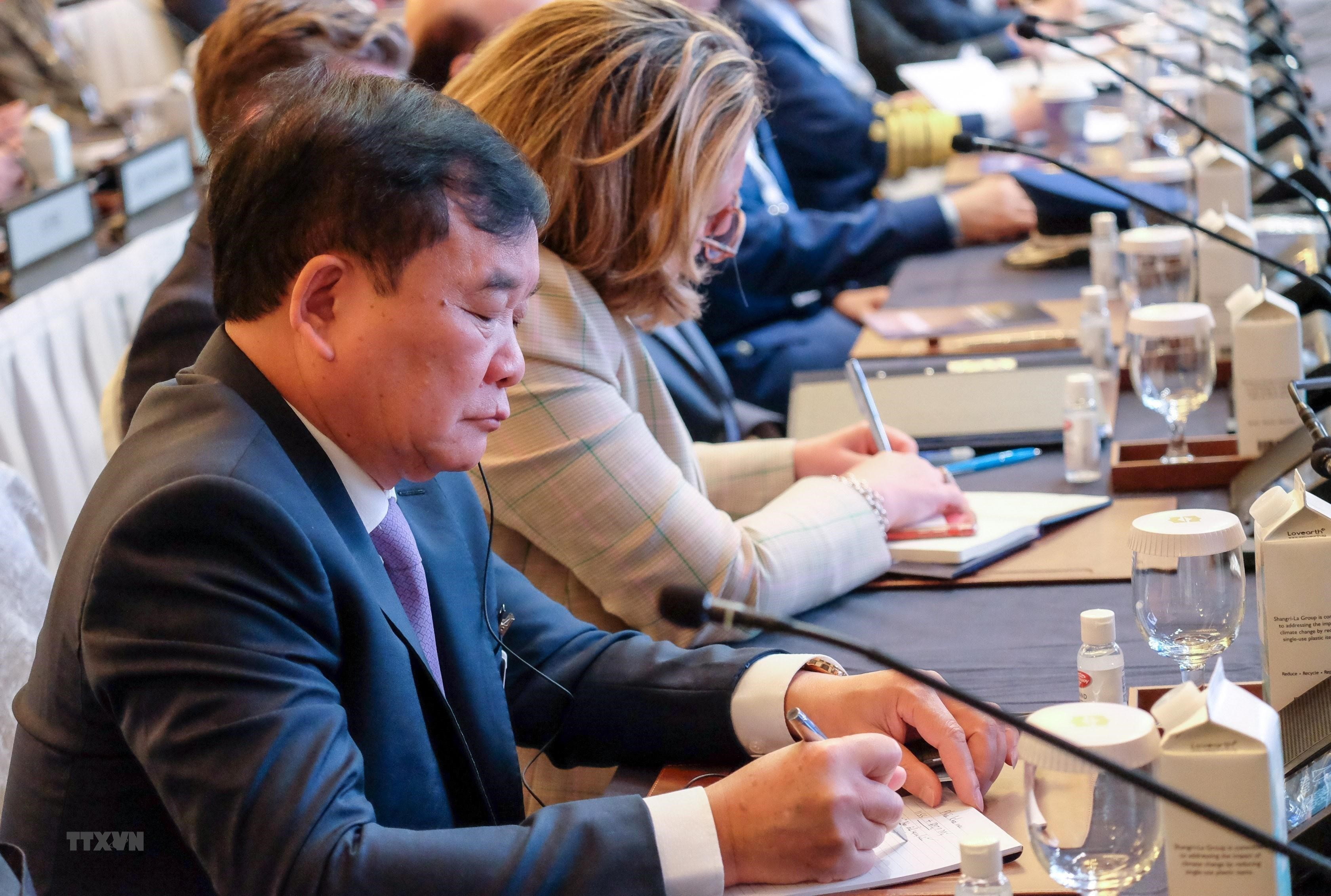 Des activités de la délégation vietnamienne au Dialogue de Shangri-La à Singapour