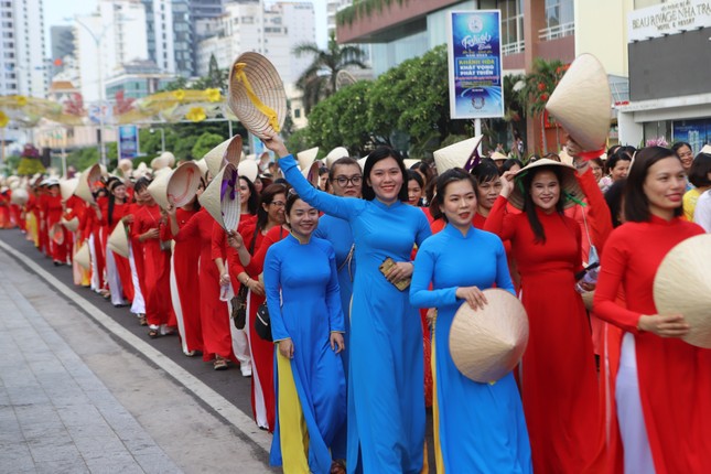 Festival de la mer de Nha Trang plus de 6 000 femmes participent au défilé de l’ao dài