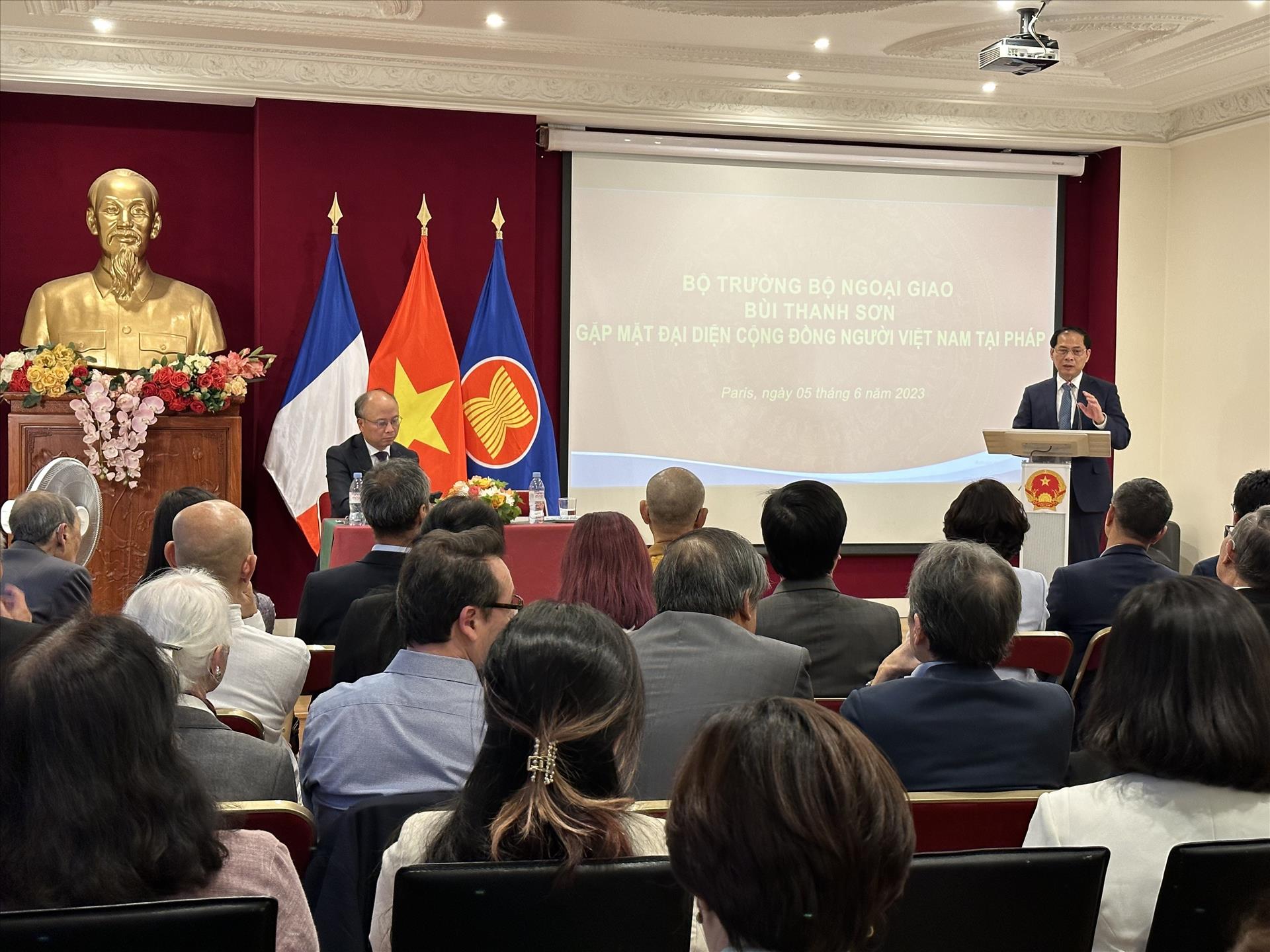 Le ministre des AE salue les contributions de la communauté vietnamienne en France