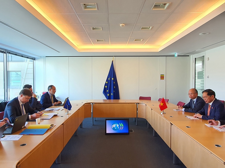Le ministre vietnamien des AE rencontre des responsables du Brésil, de la France, de la CE et du Canada à Paris