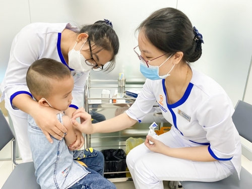 Le vice-PM Trân Hông Hà demande un approvisionnement suffisant en vaccins pour les enfants
