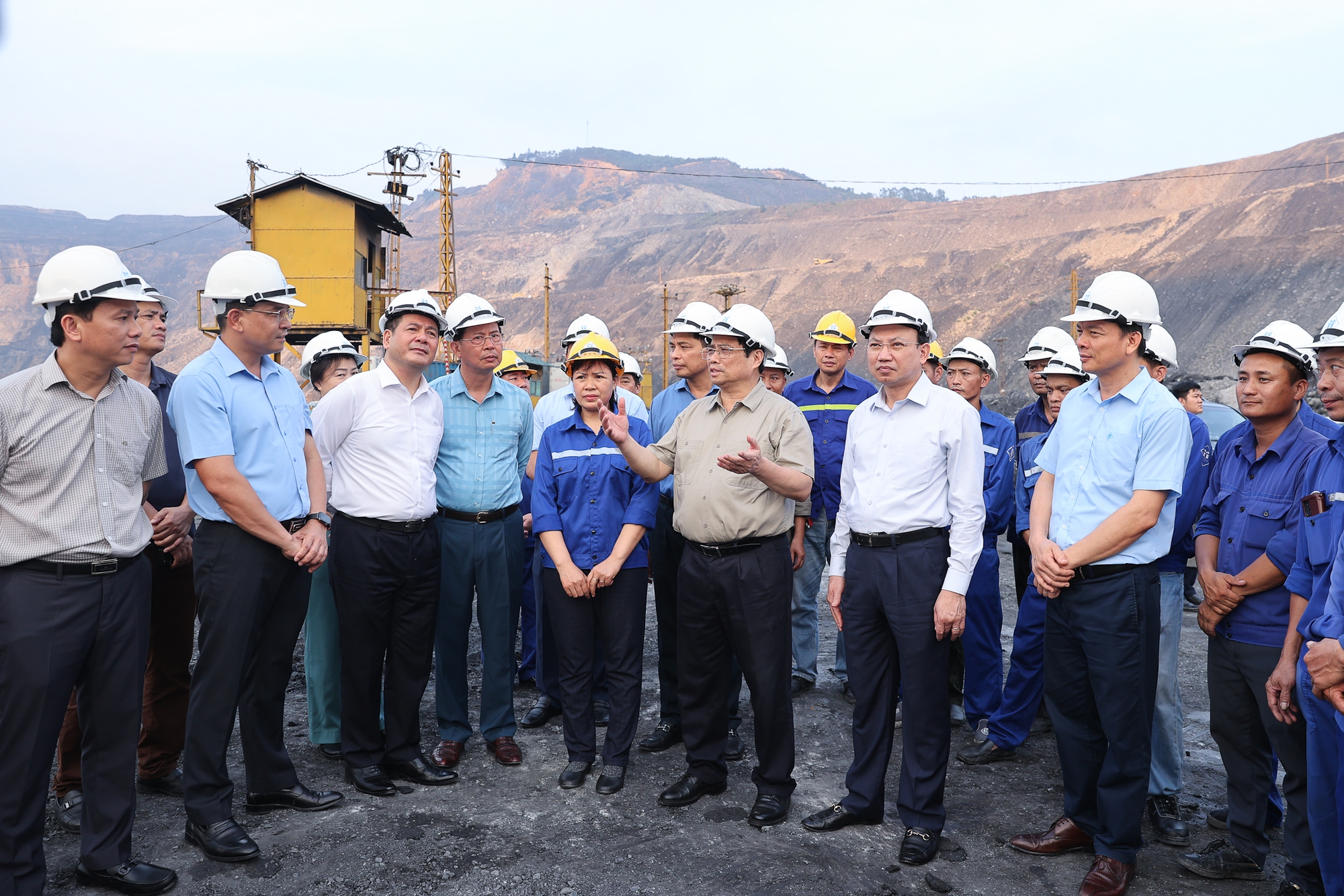 Le Premier ministre inspecte l approvisionnement en charbon pour l électricité à Quang Ninh