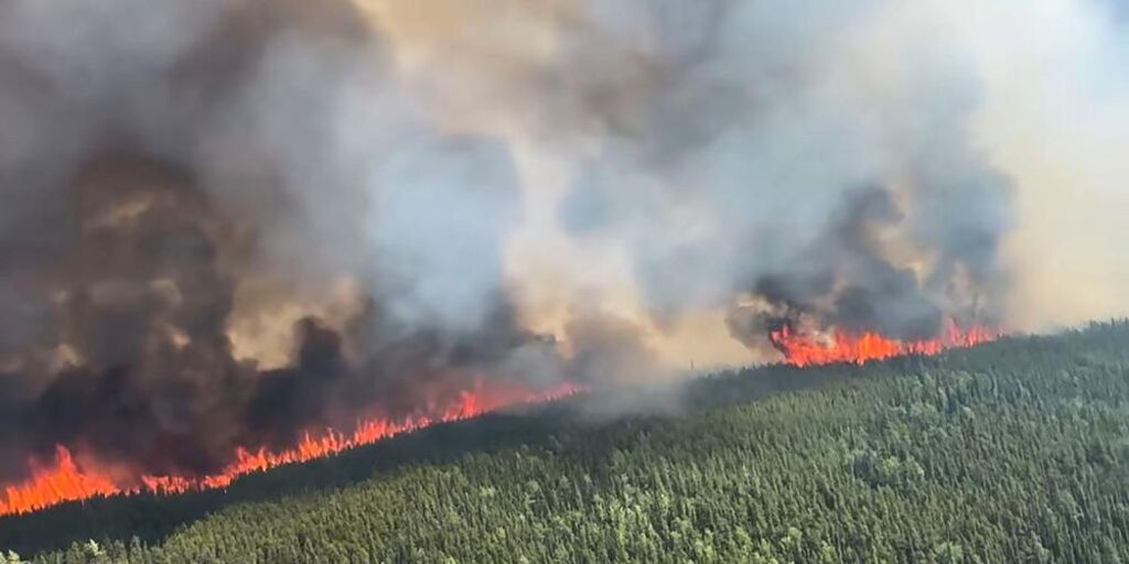 Les incendies s intensifient à nouveau dans l Ouest du Canada