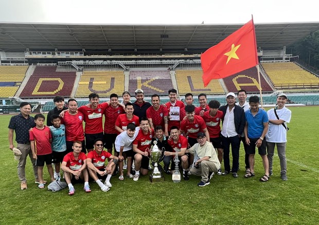 L équipe vietnamienne défend le championnat du tournoi de football du Sénat tchèque