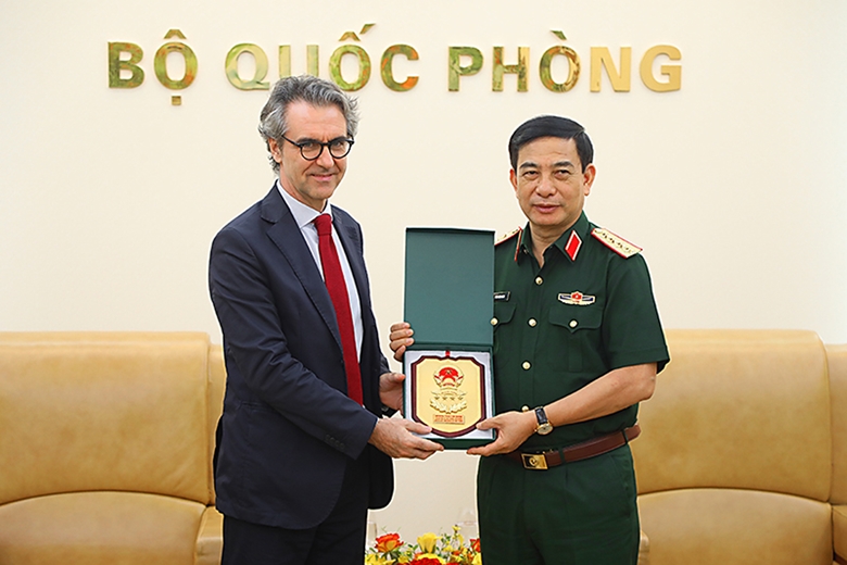 Le ministre de la Défense reçoit l’ambassadeur et chef de la délégation de l’UE au Vietnam