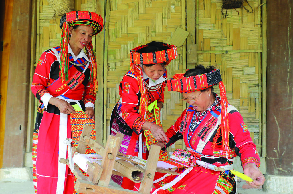 La brocatelle des Pà Then, un artisanat et un art