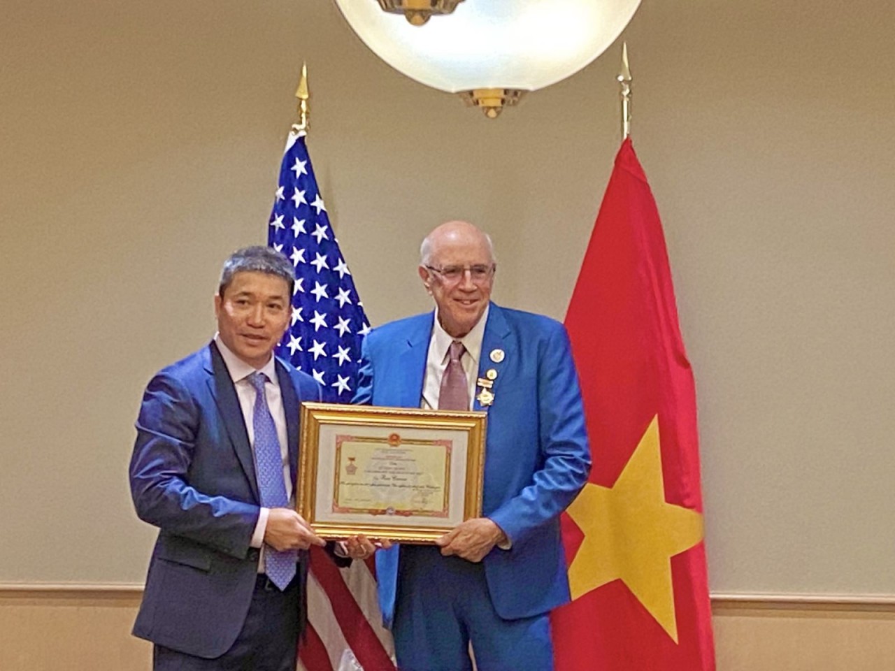 Remise de l Insigne Pour la paix et l amitié entre les nations à trois amis américains