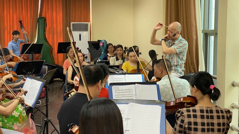 Une centaine d artistes se produisent à Paradise Opera