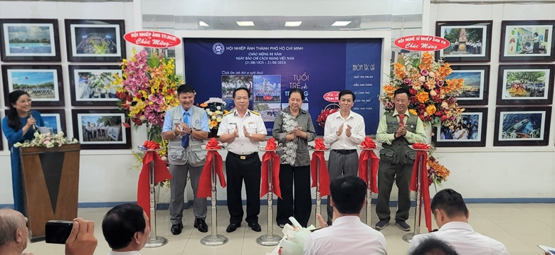 Hô Chi Minh-Ville vernissage d une exposition de photos La jeunesse avec Truong Sa