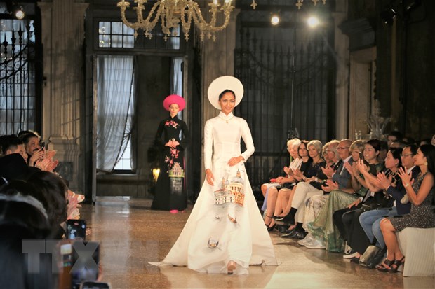 Impressionnante soirée défilé de mode du Vietnam en Italie