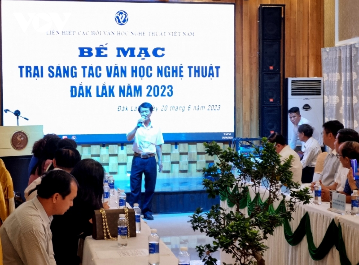 Clôture d un camp de création littéraire et artistique à Dak Lak