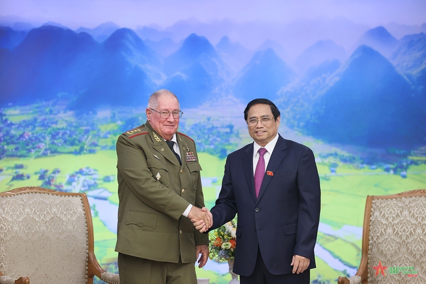 Le ministre des Forces armées révolutionnaires de Cuba reçu par Pham Minh Chinh