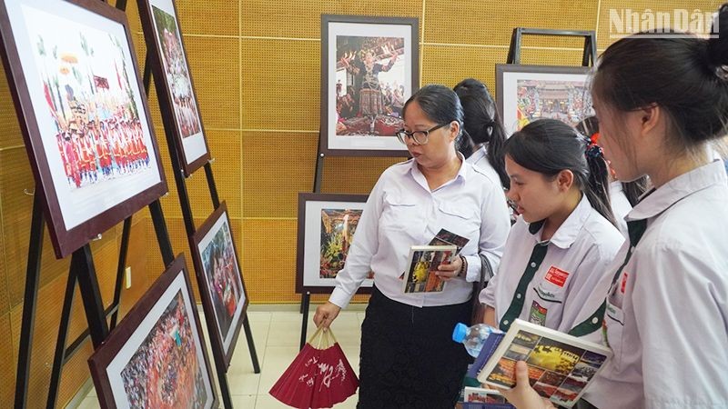 Exposition de photos sur les patrimoines mondiaux du Vietnam et du Laos