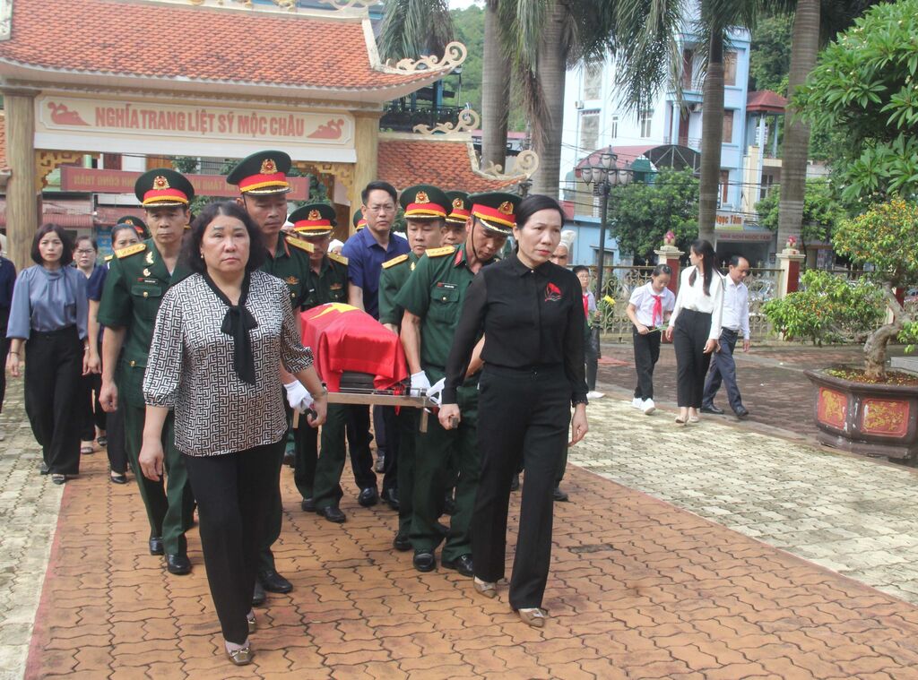 Inhumation des restes de soldats volontaires vietnamiens tombés au Laos