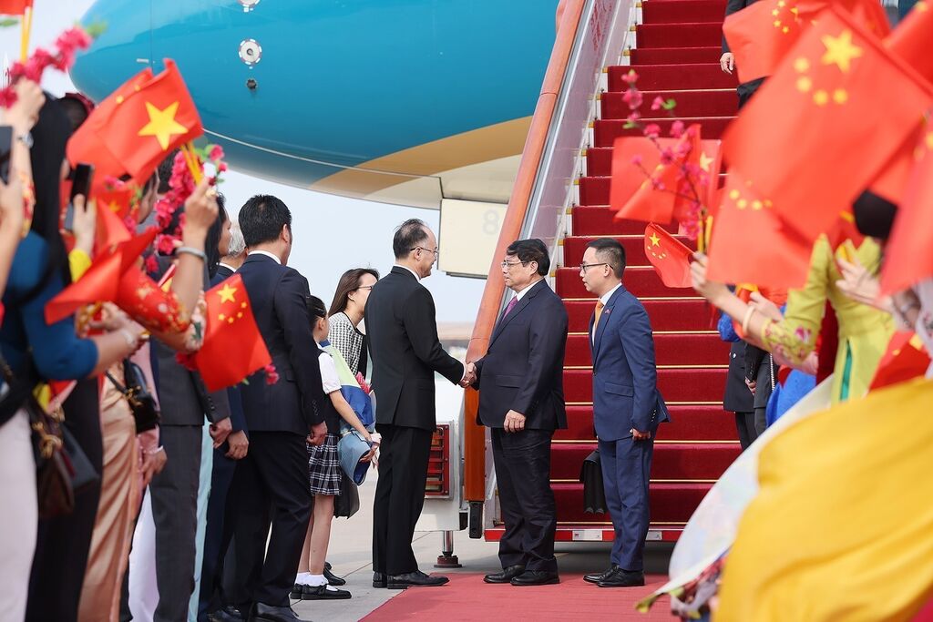 Pham Minh Chinh arrive en Chine pour une visite officielle et la réunion du WEF