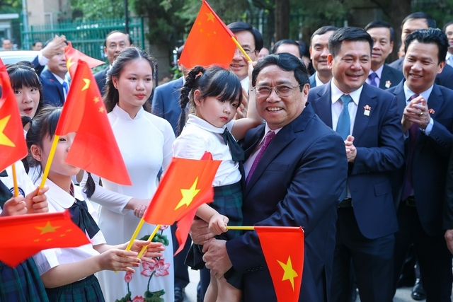 Le PM rencontre la communauté vietnamienne en Chine