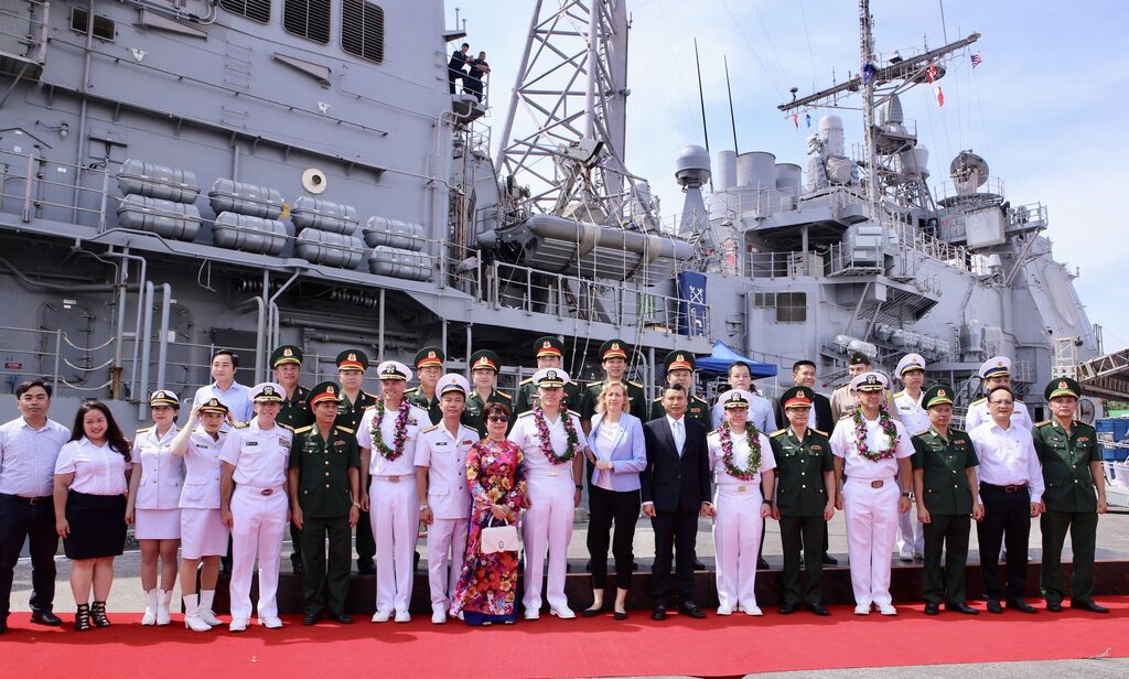 Le porte-avions de la Marine américaine USS Ronald Reagan visite le Vietnam