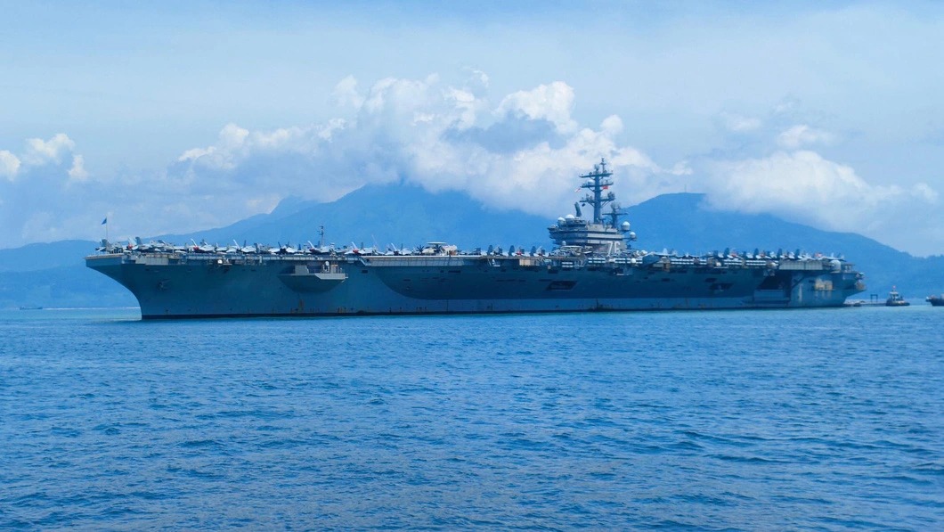 Le porte-avions de la Marine américaine USS Ronald Reagan visite le Vietnam