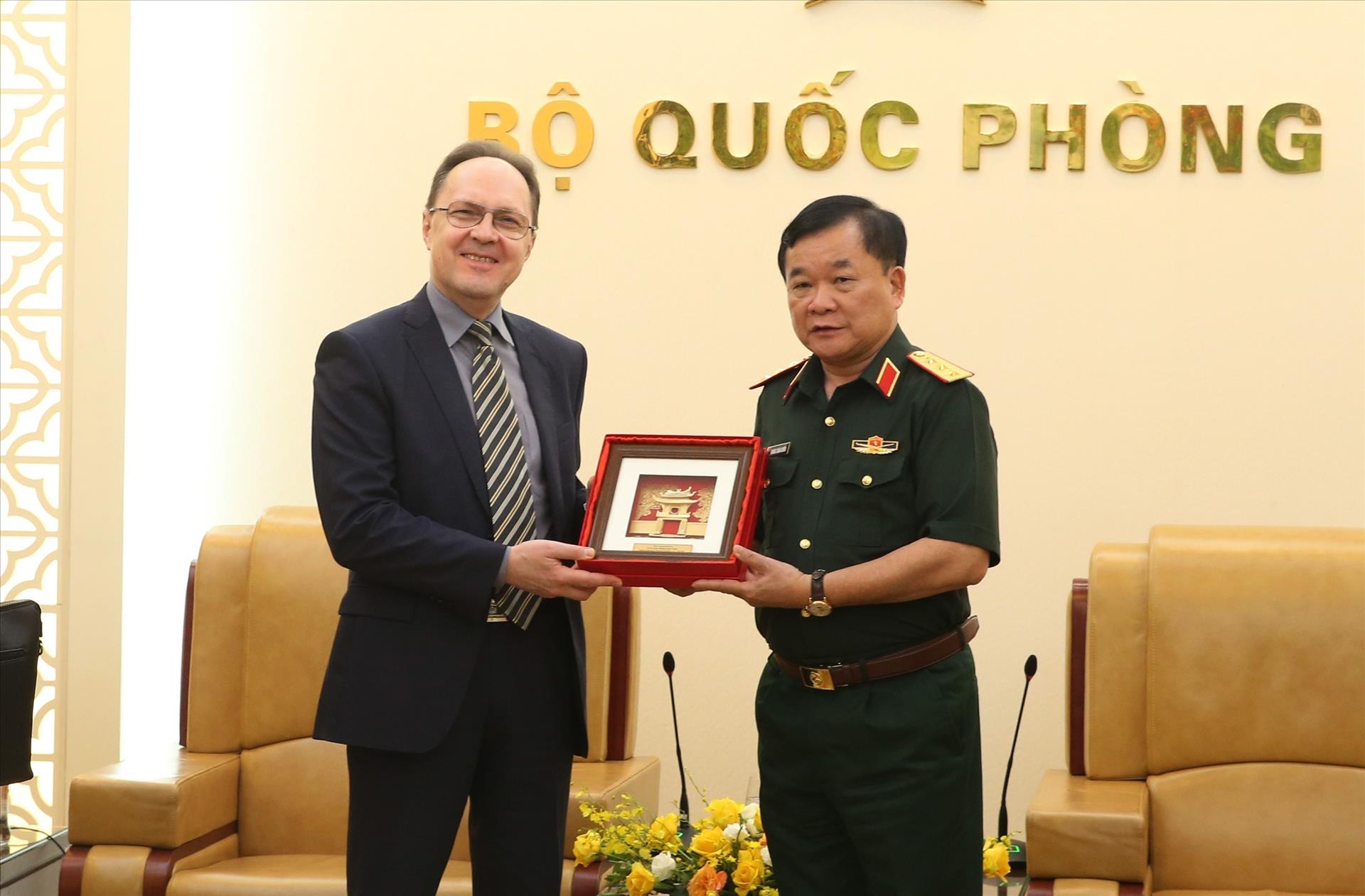 Le Vietnam et la Russie boostent la coopération dans la défense