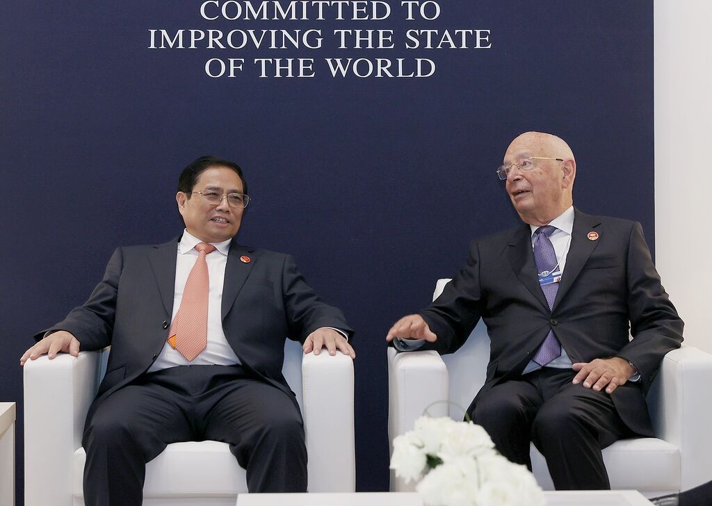 Le PM Pham Minh Chinh reçoit le président exécutif du WEF, Klaus Schwab