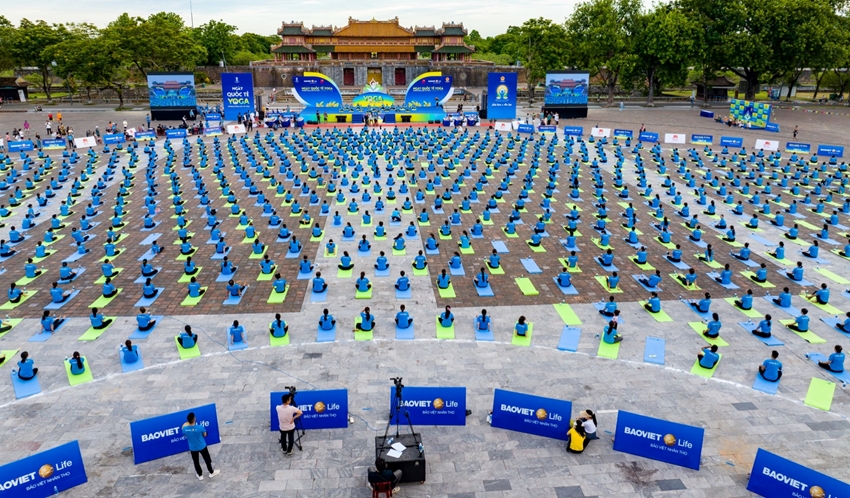 Thua Thien-Hue plus de 1 000 personnes participent à la 9e Journée internationale du yoga