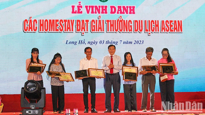 Homestay  Vinh Long rend hommage aux familles qui ont remporté des prix de l ASEAN