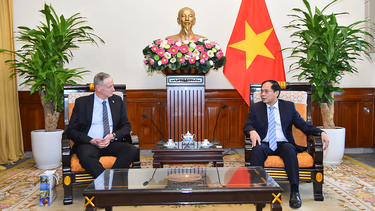 Le ministre des Affaires étrangères Bui Thanh Son reçoit l ambassadeur d Israël