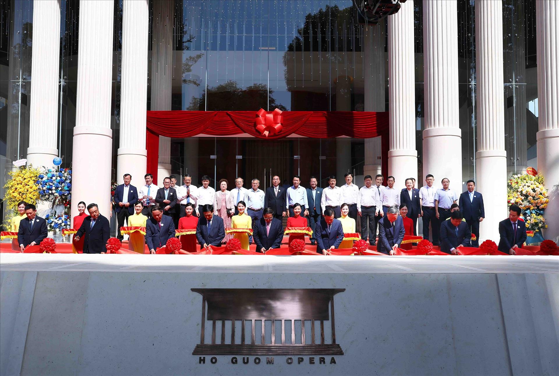 Le Premier ministre à la cérémonie d inauguration du Théâtre Ho Guom à Hanoï