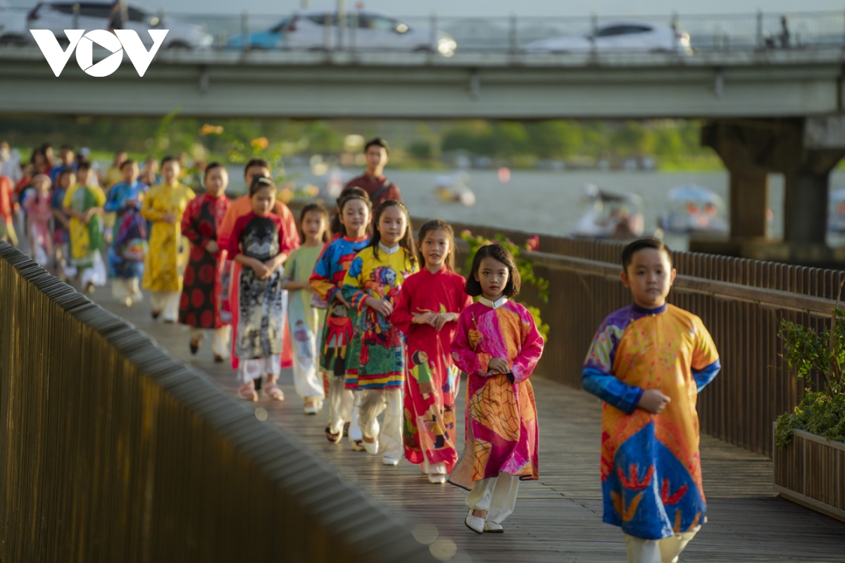 Admirer la beauté de l’ao dai à la Semaine communautaire de l’ao dai à Hue
