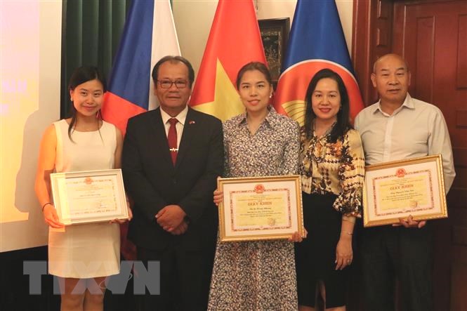 Trois Vietnamiens résidant en République tchèque mis à l’honneur