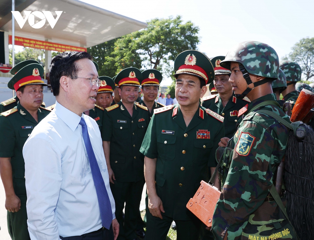 Le président de la République rend visite aux officiers et soldats de la 2e zone militaire