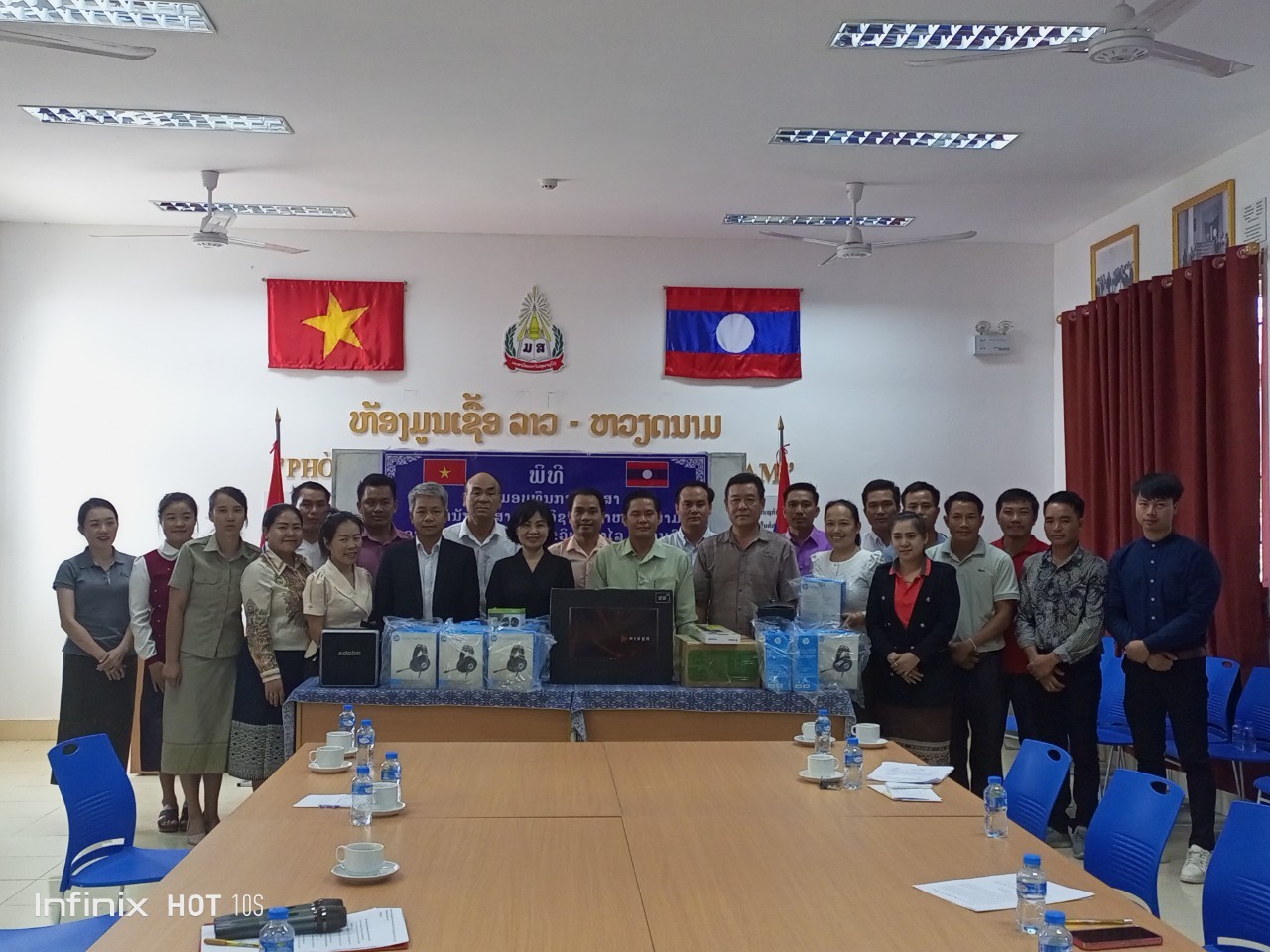 Le Consulat général du Vietnam remet des dons à l’Université Souphanouvong