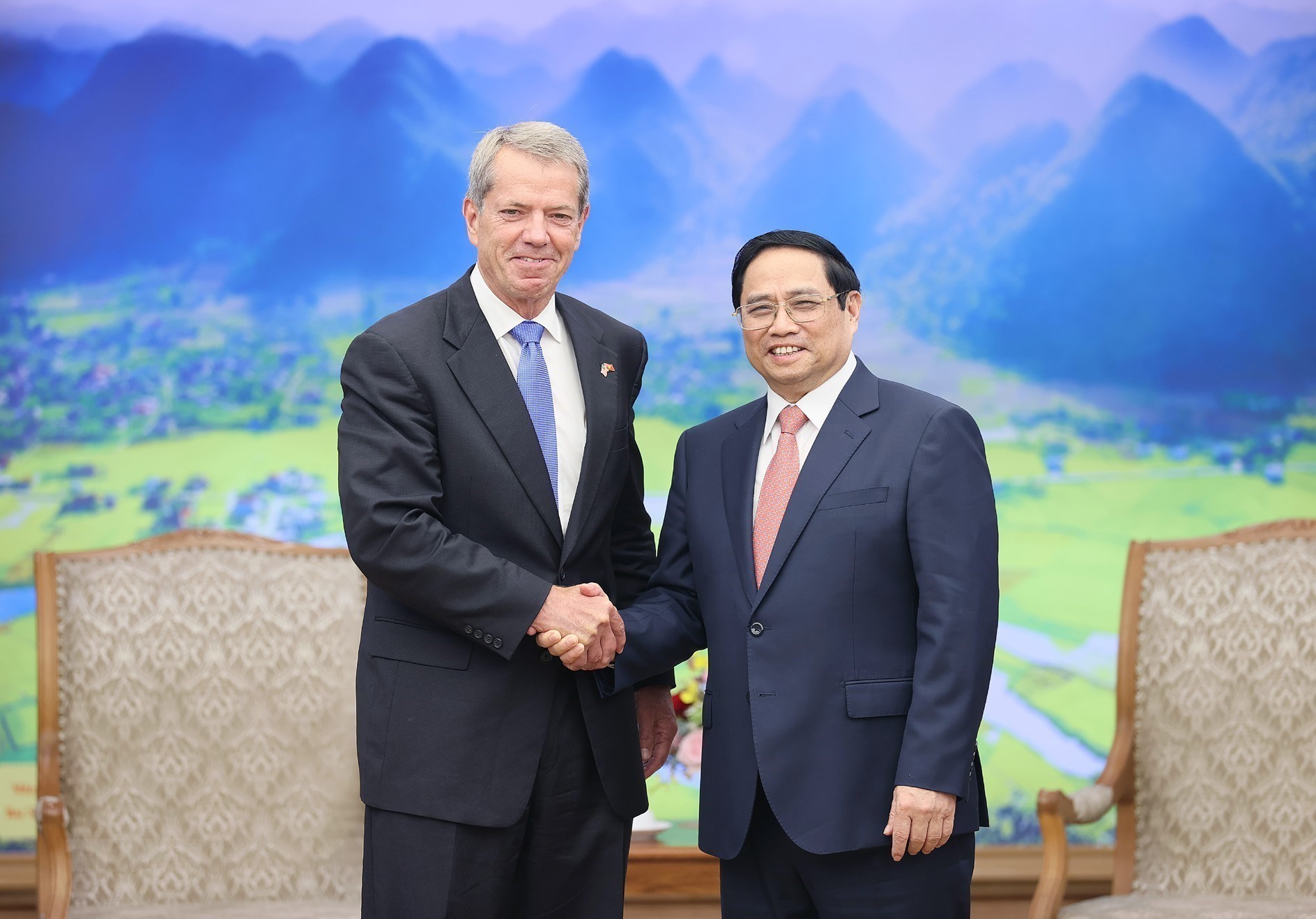 Le Premier ministre Pham Minh Chinh reçoit le gouverneur de l’État du Nebraska