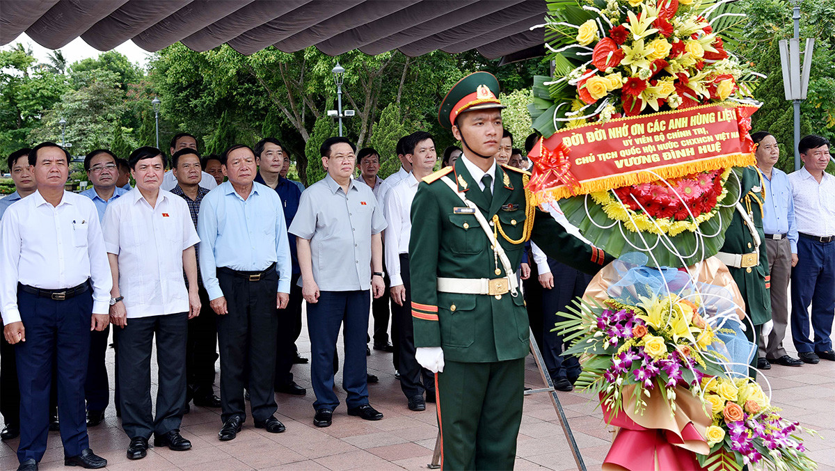 Le président de l’Assemblée nationale rend hommage aux héros morts pour la Patrie à Quang Tri