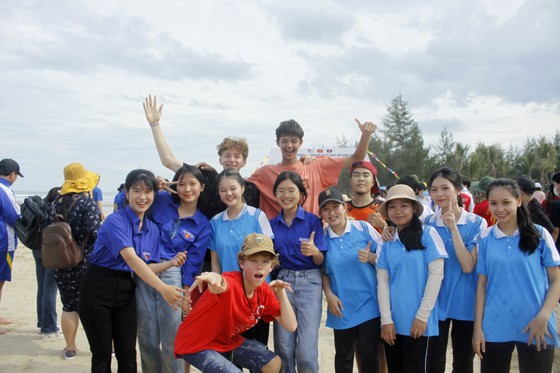 Échange entre des étudiants des États-Unis, du Vietnam et du Laos à Quang Ngai