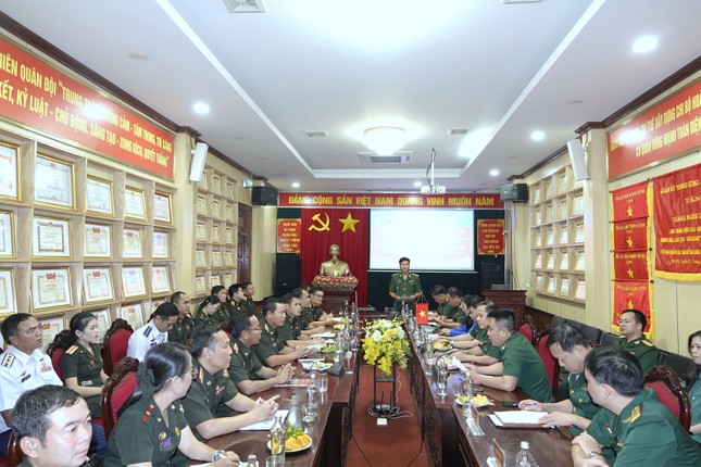 Les jeunes officiers vietnamiens et lao favorisent les échanges