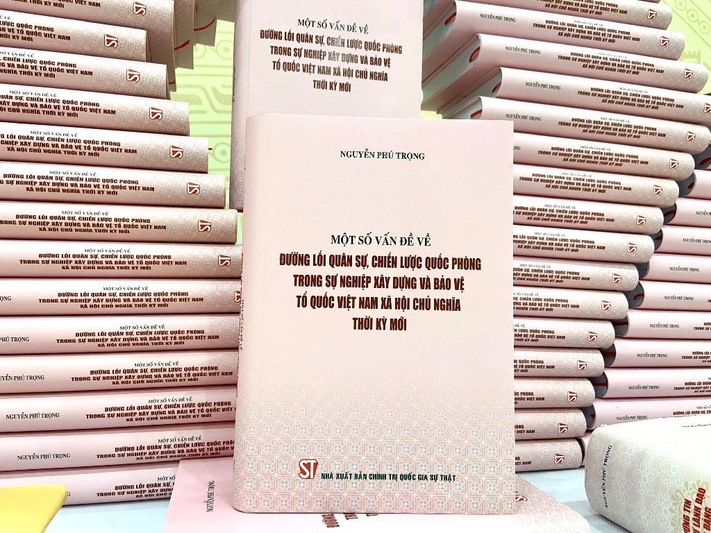 Présentation d un livre du secrétaire général Nguyen Phu Trong sur les lignes militaires et les stratégies de défense