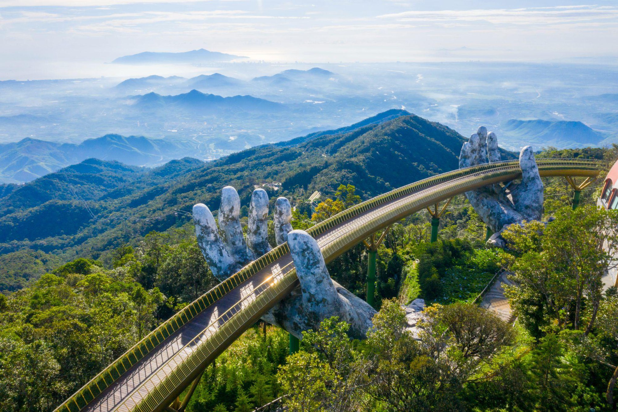 Une photo du Golden Bridge de Da Nang dans un magazine australien de premier plan