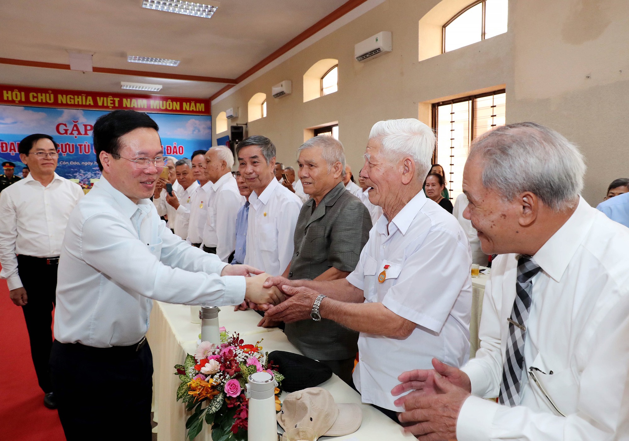 Le président Vo Van Thuong rencontre des anciens prisonniers de Côn Dao