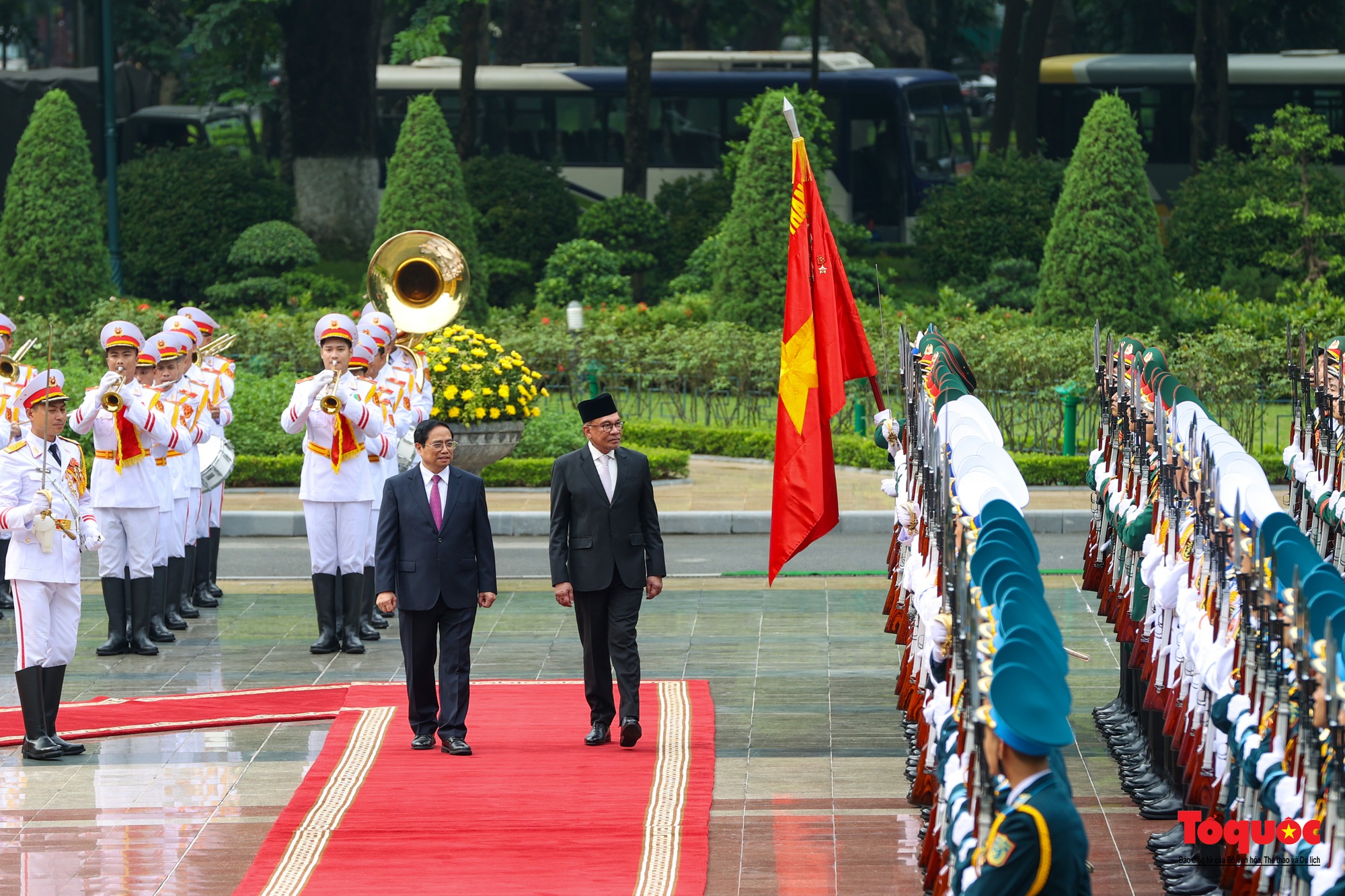 Le Premier ministre Pham Minh Chinh préside la cérémonie d’accueil de son homologue malaisien Anwar Ibrahim