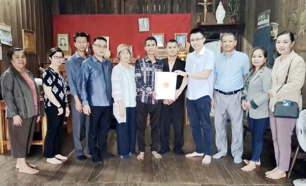 Le consulat général du Vietnam au Laos honore les familles des personnes méritantes