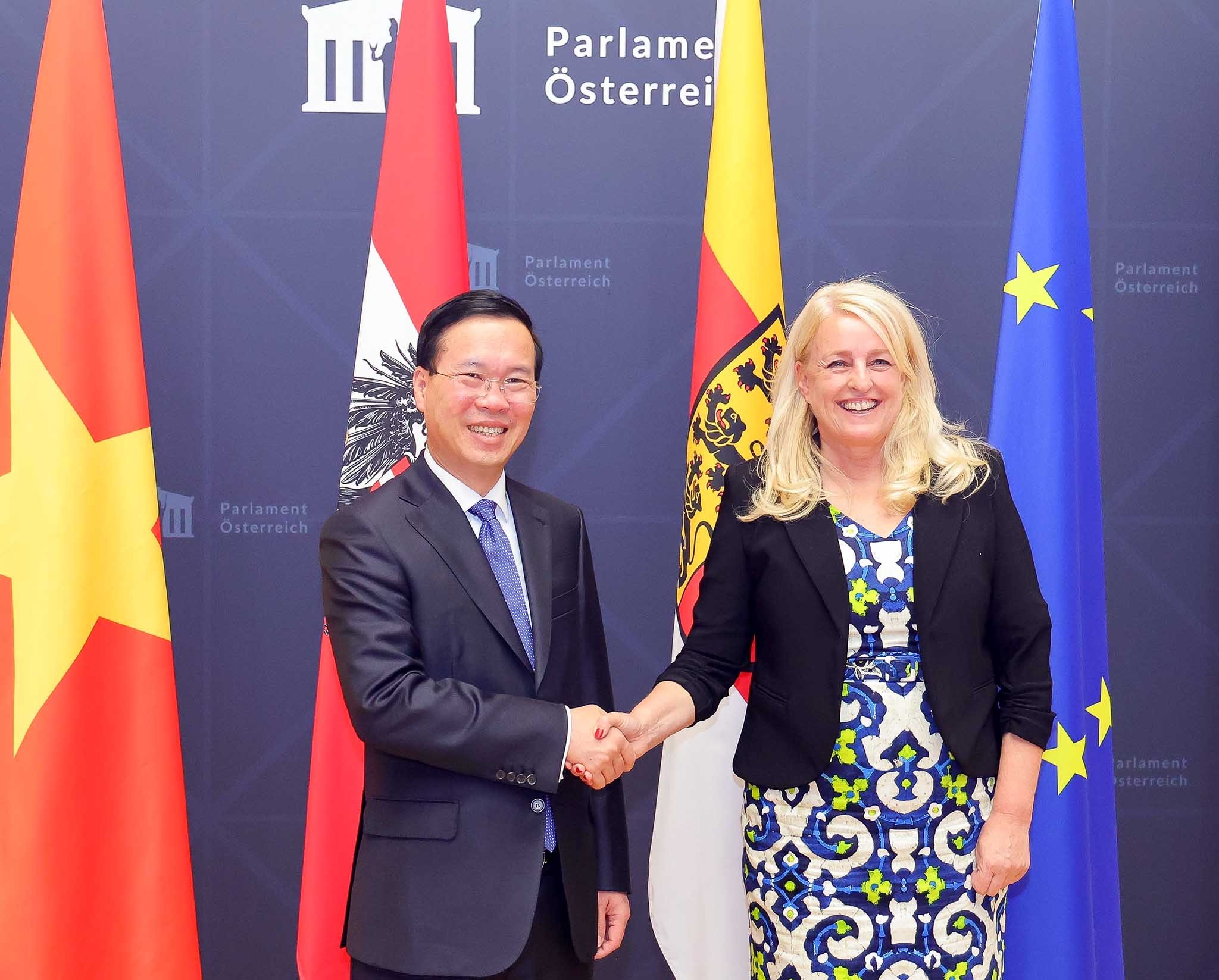 Le président vietnamien rencontre la présidente du Conseil fédéral d’Autriche
