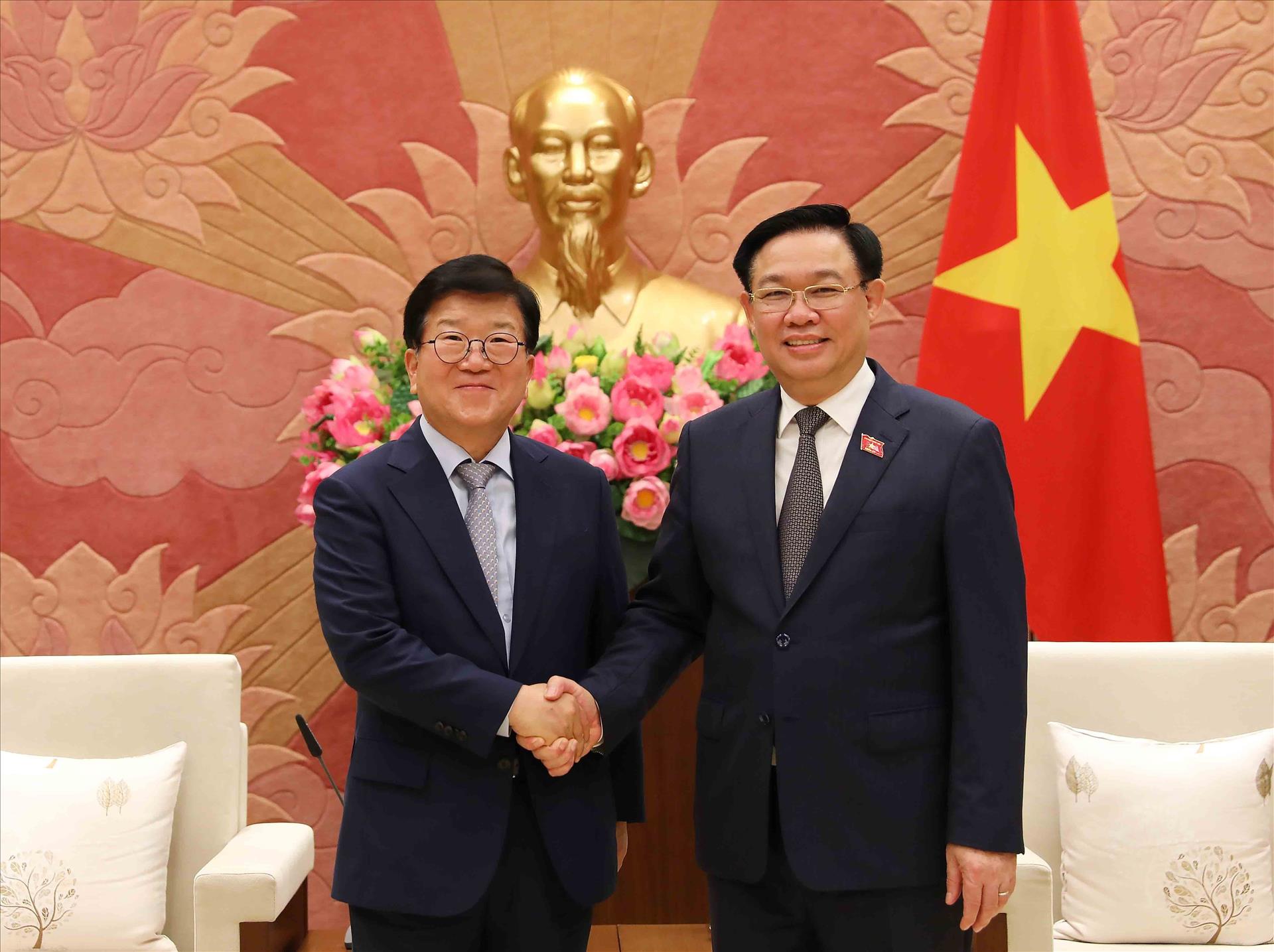 Le président de l’AN Vuong Dinh Hue reçoit l ancien président de l AN de la République de Corée