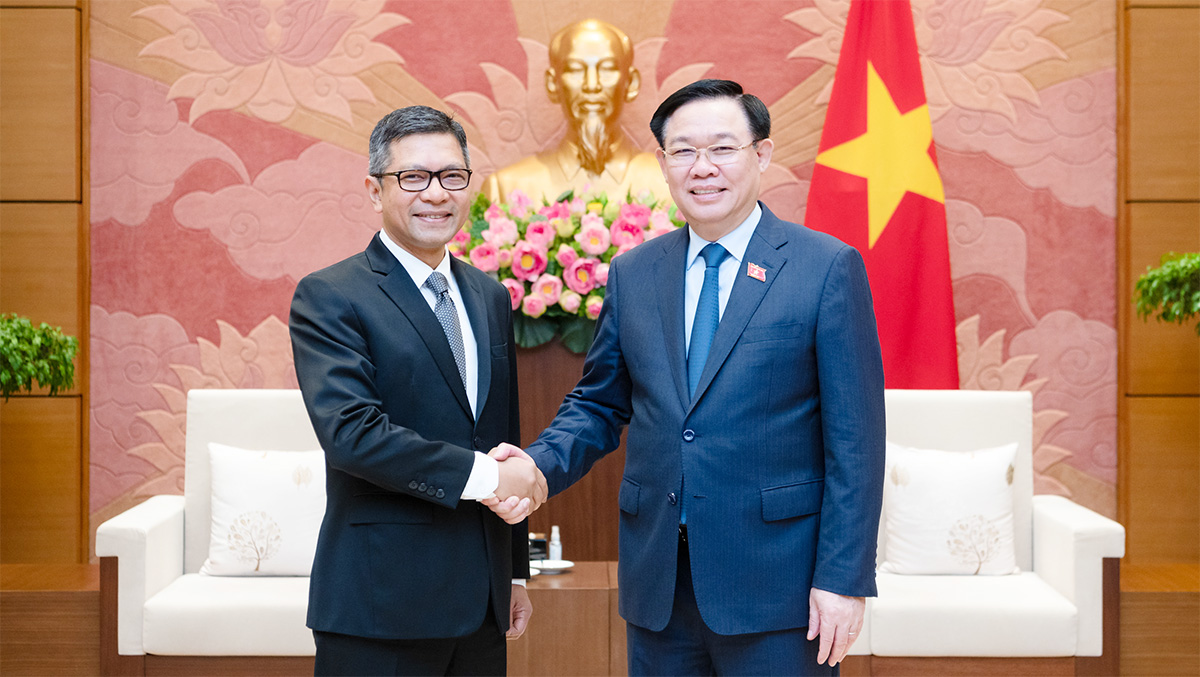 Le président de l’AN du Vietnam reçoit les ambassadeurs d Indonésie et d Iran